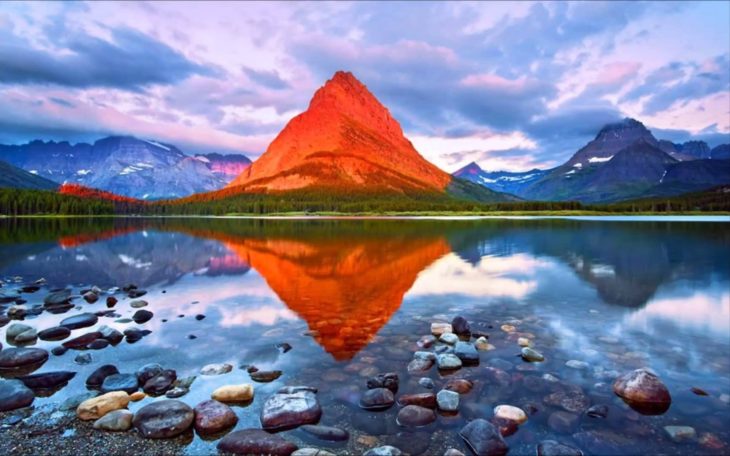 reflejo de montaña y lago 