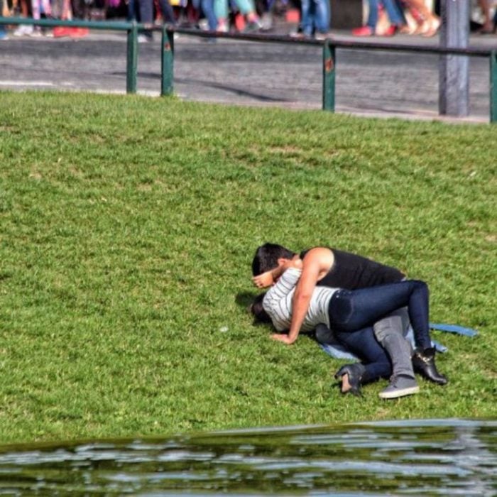 pareja besándose en el pasto