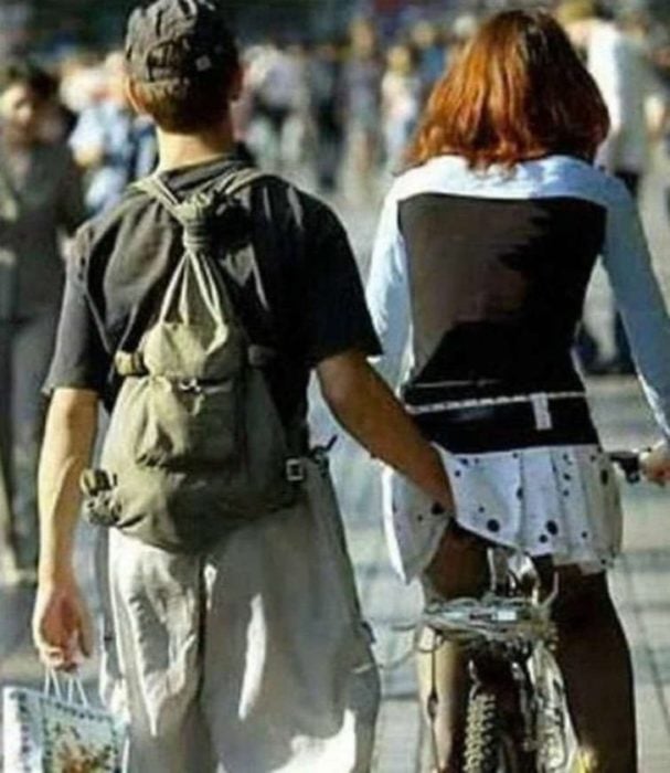 hombre agarrando el trasero de mujer en bici