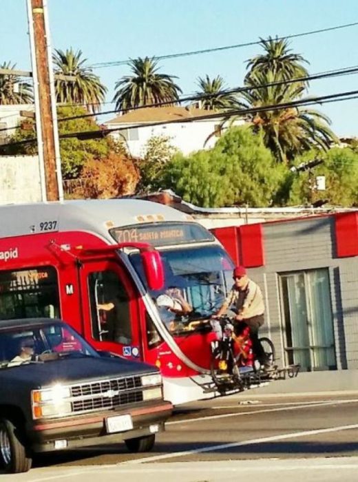 señor en bici arriba de un camión