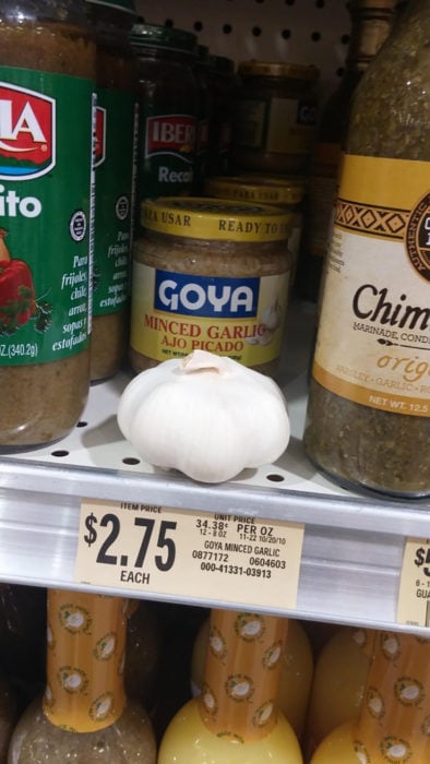 ajo en estante de supermercado