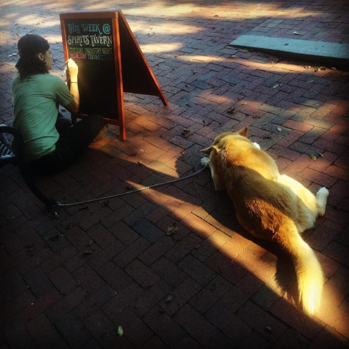 mujer dibujando letrero