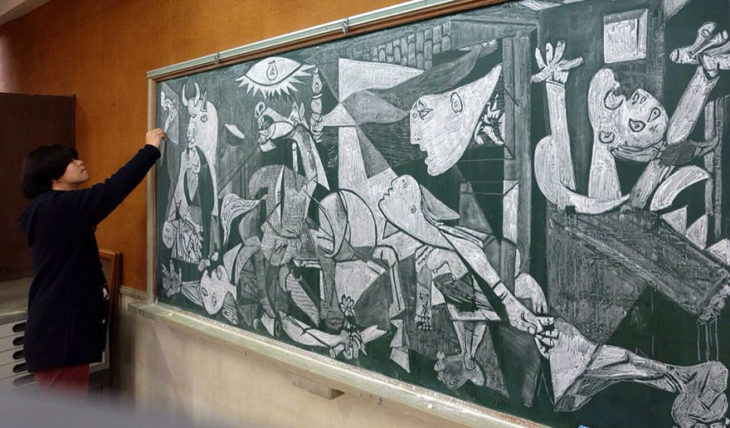 hombre recrea obra de picasso en pizarrón