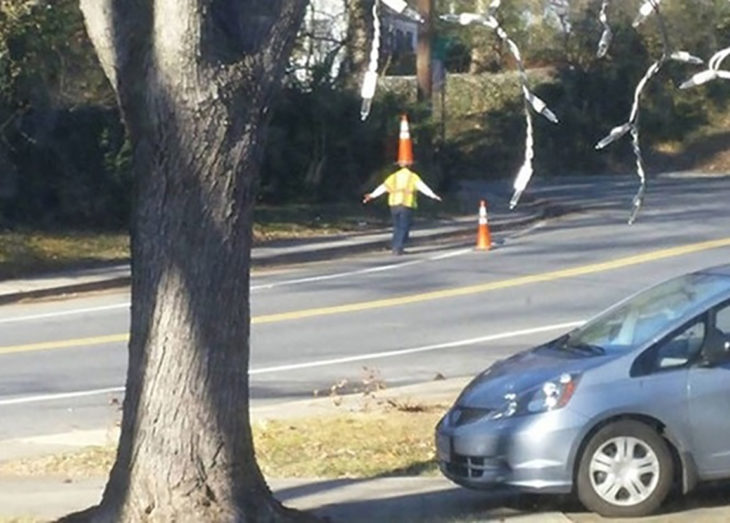 hombre con un cono en la cabeza