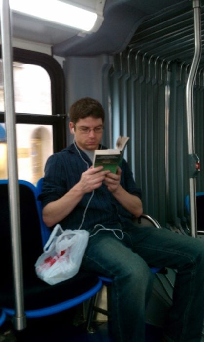 muchacho leyendo en el transporte público