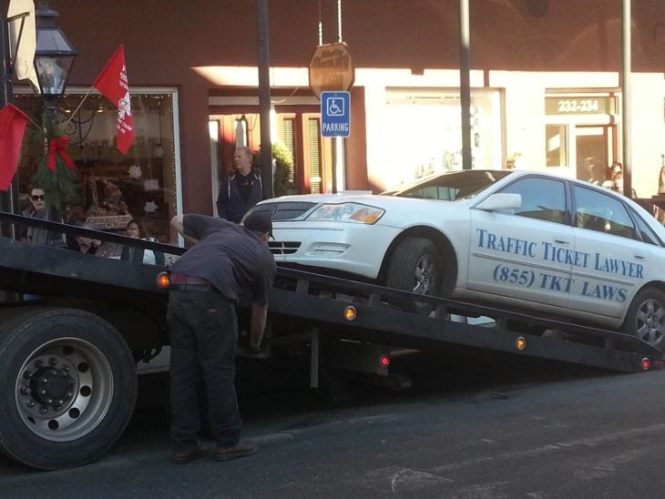 carro se lo lleva la grúa 