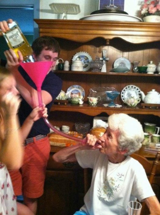 abuela bebiendo alcohol 