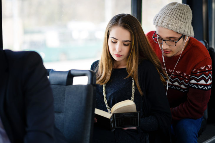 dos jóvenes leyendo en el camión