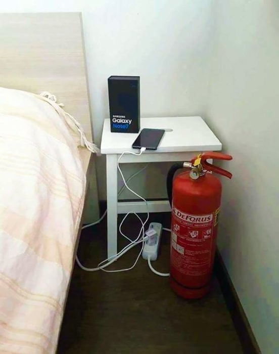 celular junto a un extinguidor 