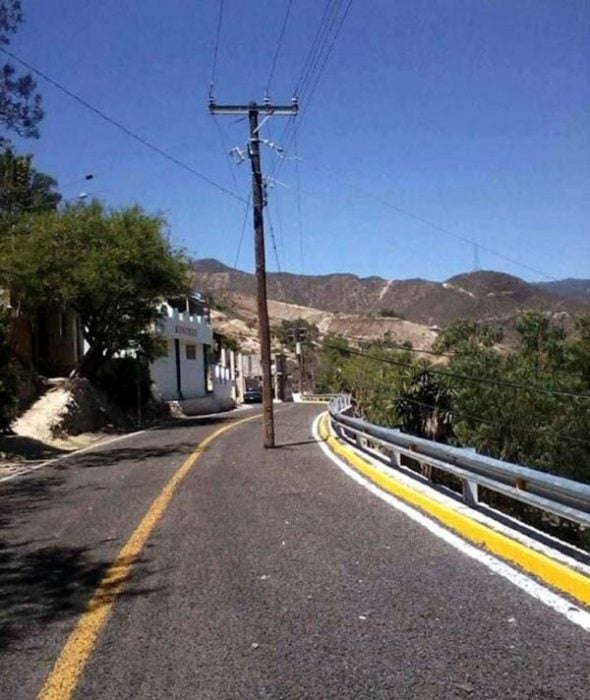 postre de electricidad en medio de carretera