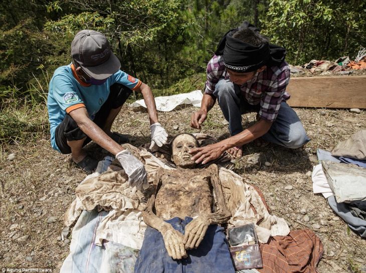 personas desenterrando un cadáver 