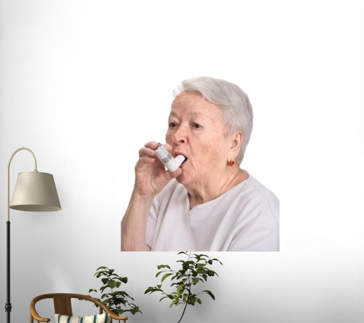 estampa en la pared de anciana con inhalador