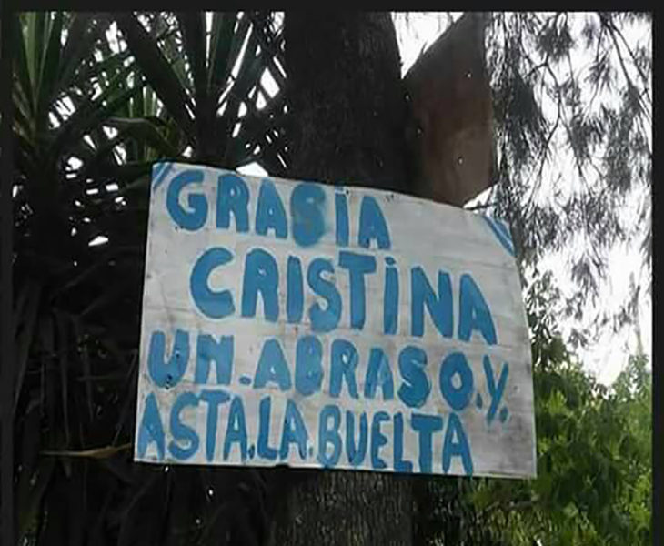 cartel mal escrito en un árbol