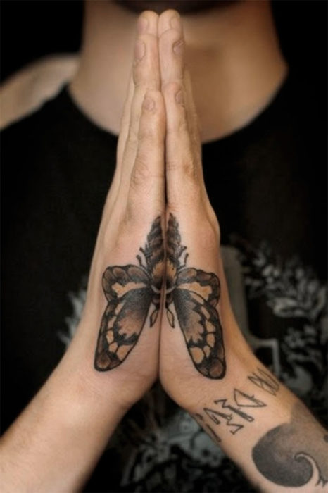 tatuaje de mariposa en las manos