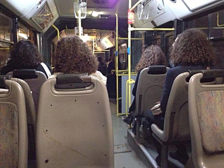 4 chicas de cabello rizado en autobús