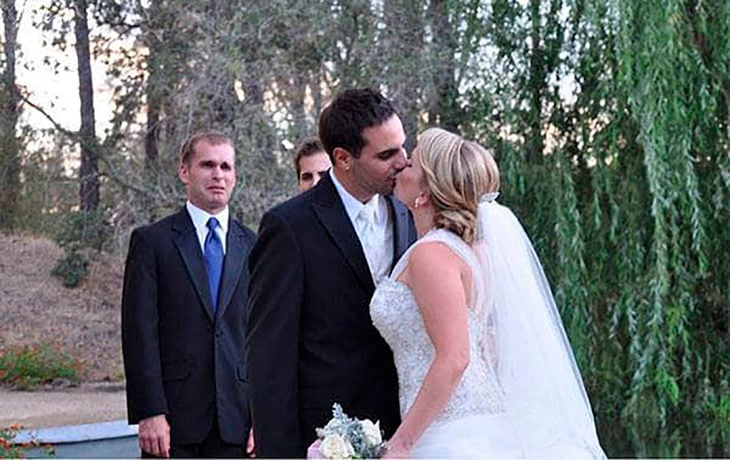 hermano viendo boda de su hermana