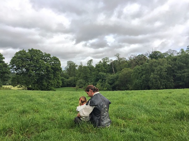 el cazador con su hija en el set de la película