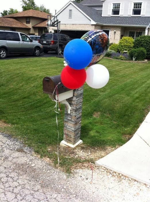 globos atados a la basura