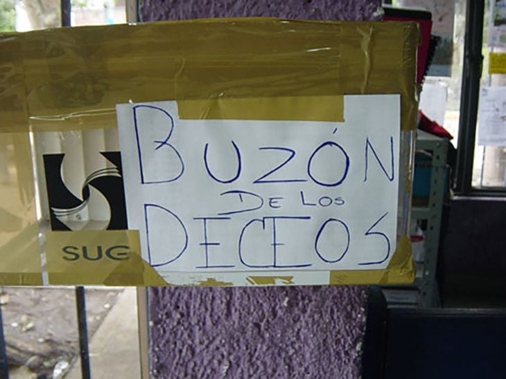 cartel buzón de los deseos mal escrito