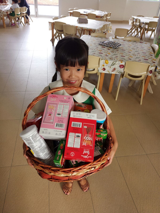 niña con canastas de dulces