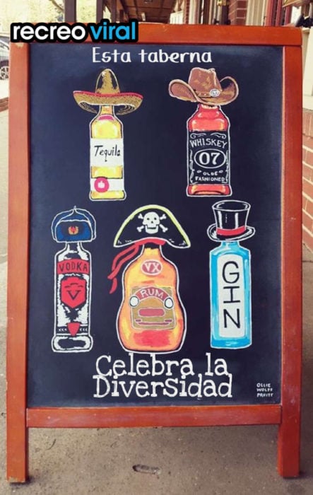 cartel para bar con muchas botellas dibujadas