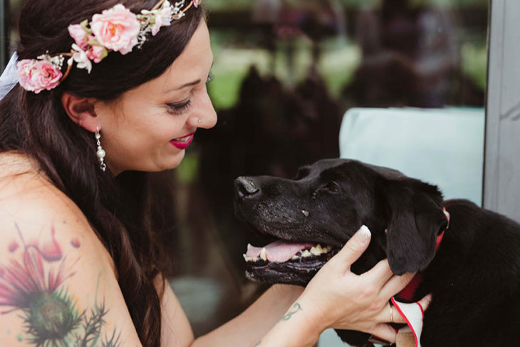 mujer sonriendo a su perro