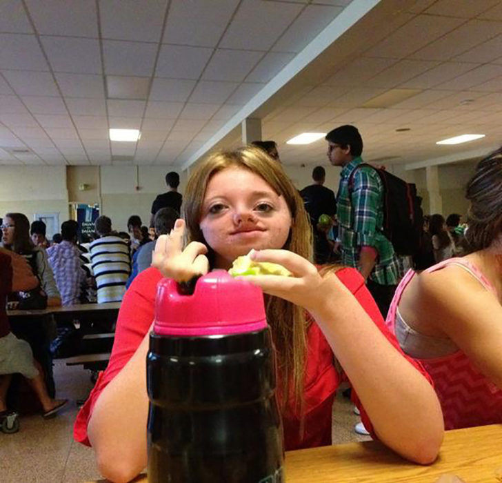 muchacha comiendo parando el dedo de enmedio 