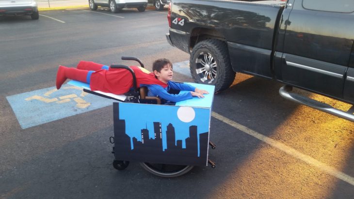 disfraz de superman para niño en silla de ruedas 