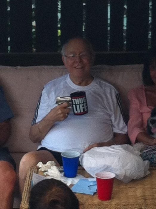 abuelo sostiene una taza que parece una pistola