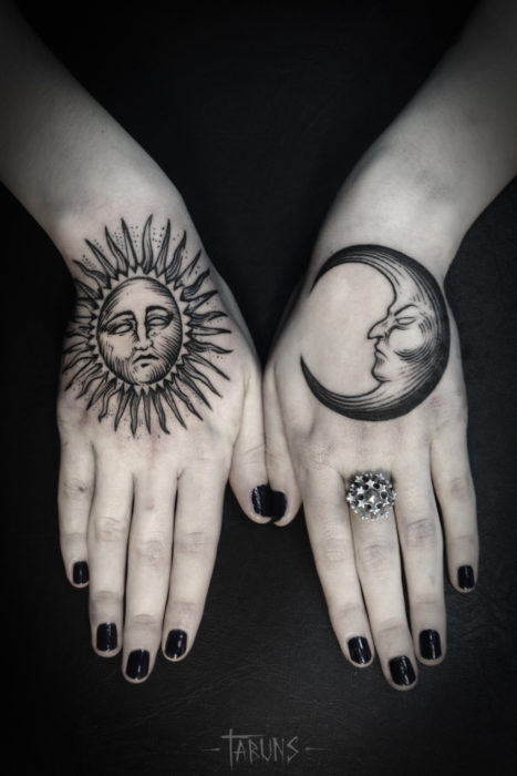 tatuaje de sol y luna en las manos