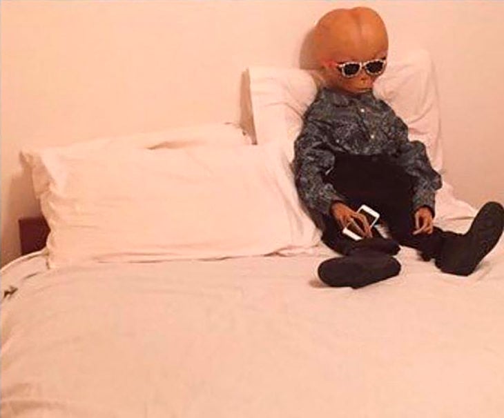 extraterrestre en una cama