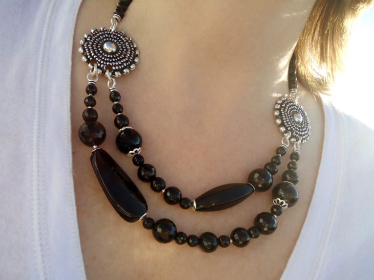 collar con ornamentos hechos en plata