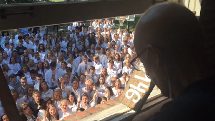 400 alumnos van a visitar a su maestro y a cantar alabanzas en su patio