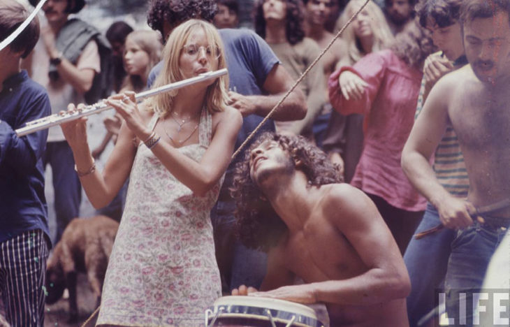 TOCANDO UN FLAUTIN EN EL WOODSTOCK