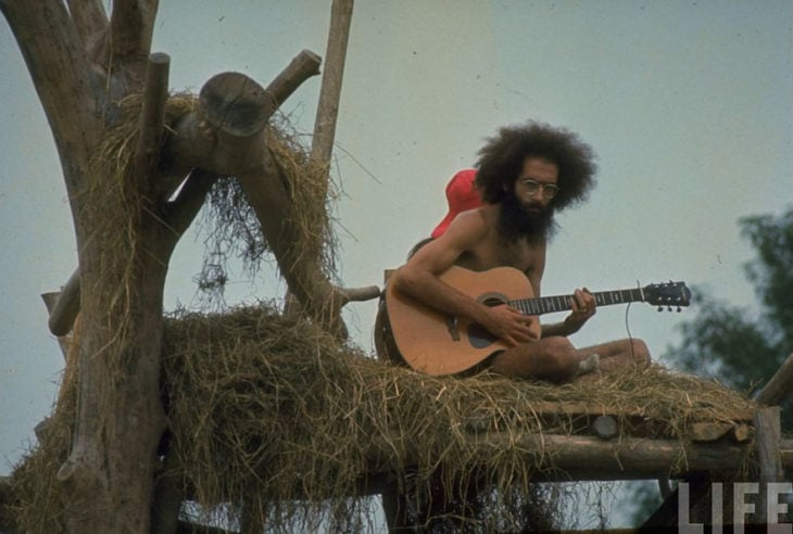 HOMBRES HIPPIES TOCANDO LA GUITARRA