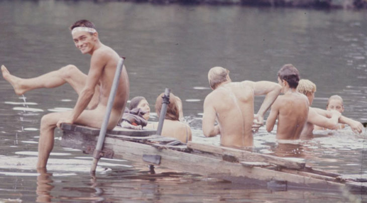 PERSONAS BAÑÁNDOSE EN EL LAGO