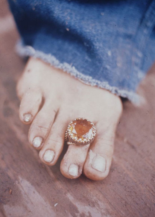 MUJER USANDO UN ANILLO EN EL PIE