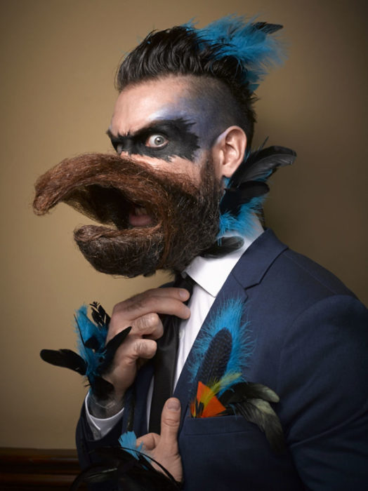 HOMBRE CON BARBA EN CARA DE PÁJARO