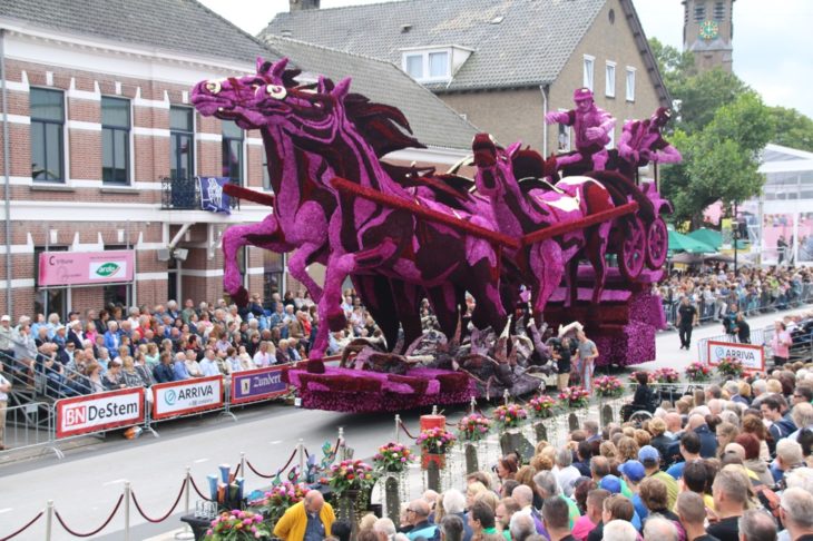 Gigantescas esculturas florales - carroza de caballos