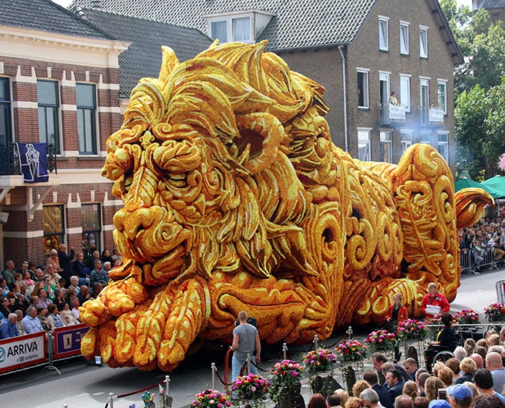 Gigantes esculturas florales - León dormido