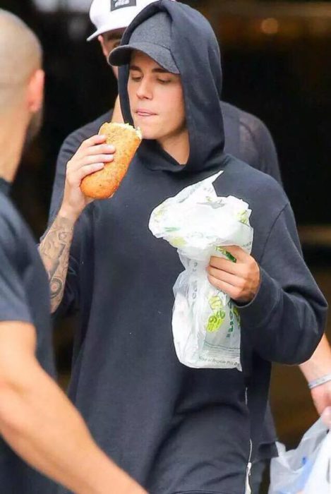 Enamórate de... justin bieber viendo sandwich