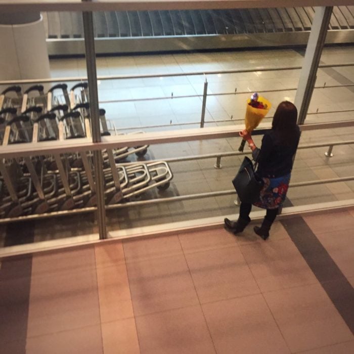 Enamórate de... Mujer esperando en el aeropuerto