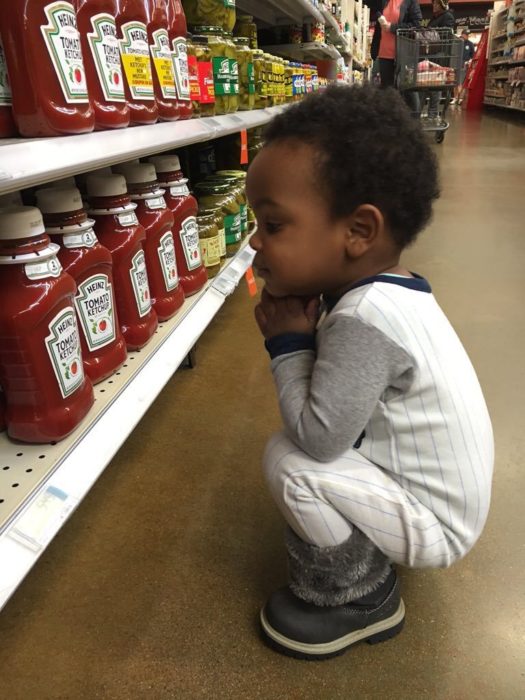 Enamórate de... niño viendo catsup