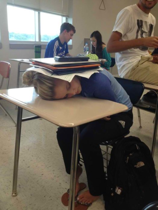 Alumna se duerme y sus amigos ponen encima de ella sus libros