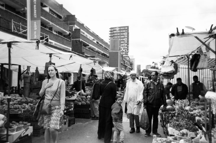 MUJER RETRATADA EN EL MERCADO, VOLTEA JUSTO CUANDO LE VAN A TOMAR LA FOTOGRAFÍA