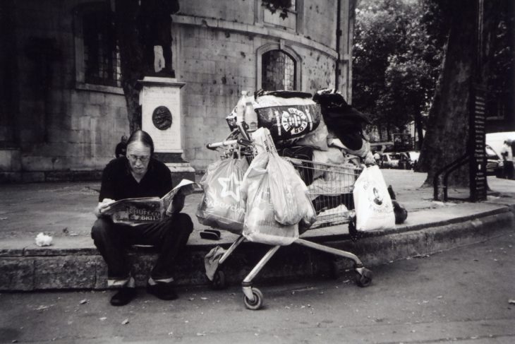 Una persona con todas sus pertenencias en la vida, después de haber quedado en la calle completamente