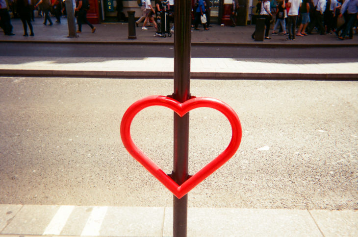 lugar donde se colocan las bicicletas en londres con forma de corazón