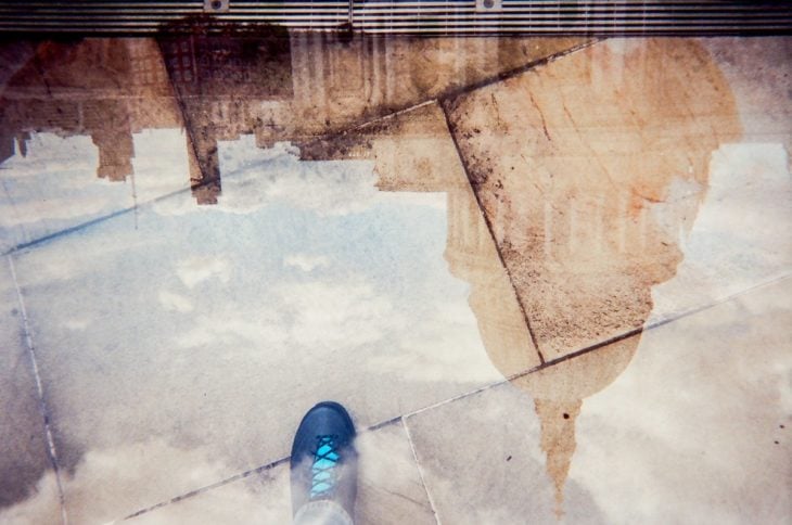 Reflejo de una catedral sobre un charco, no encontró mejor momento para reflejar su fe