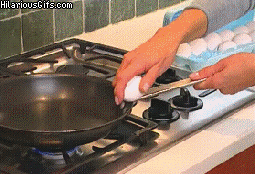 Fails en la cocina - gif no sabe quebrar huevos 