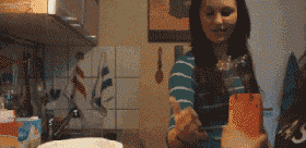 Fails en la cocina - GIF mujer se enreda cabello